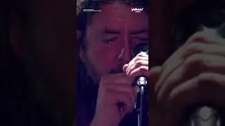 Foo Fighters' Dave Grohl breaks down during emotional Taylor Hawkins tribute concert | #shorts