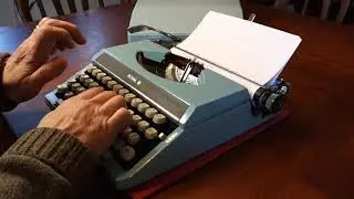 Royal Companion (Silver-Seiko) ultraportable typewriter demo