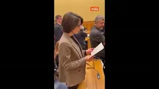 Deputati opposizione leggono costituzione in sala stampa alla Camera contro conferenza...