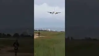 plane landing close to kids#shorts video#yiutubeshort #subscribe