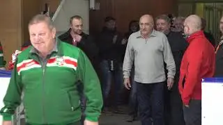 Hokejisti v retro dresoch