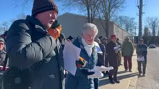 Католики возглавили протест против иммиграционной политики США у здания центра содержания под стр...
