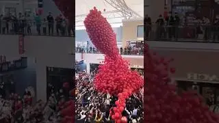 Hujan ribuan balon turun dari atap mall