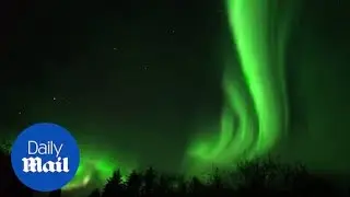 Stunning&nbsp;green&nbsp;Northern&nbsp;Lights&nbsp;dazzle&nbsp;Canada's&nbsp;night&nbsp;sky