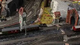 MODELLEISENBAHN M&Auml;RKLIN DIGITAL ANLAGE H0 UNTERE EBENE, OBERE EBENE GLEICHSTROM ANALOG H0. 4 Z&Uuml;GE 