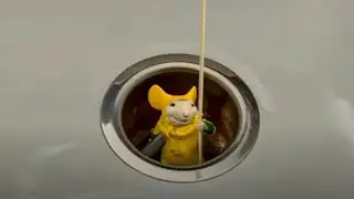 Stuart little उतरा नाली में मम्मी की ring लाने के लिए। #jonathanlipnickil