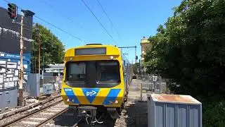 Middle Brighton station level crossing
