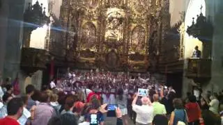Ofrena dels macips i macipes abans de la cercavila de Sant Roc a Arenys de Mar