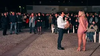 Cristiana Sá e Augusto Moreira cantam à desgarrada no meio do público -  Unidos pelas fardas