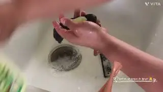 Cómo quitar el pegamento de el pelo de las Barbies 👩🏼‍🦰👩🏽‍🦱👩🏻 y de otras muñecas así de fácil 🛁🪮🧴🧼.