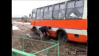 В Тогуре автомобили не могут проехать на кладбище из-за размытой грязью дороги