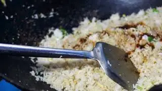 Transformez les restes de riz frit aux &oelig;ufs rapidement !
