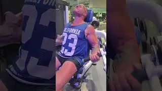 Entrenando Biceps en MALTA - Curl de biceps en maquina sentado - Rodrigo Bermejo personal trainer