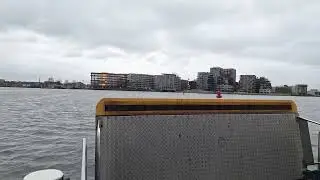 Op de veerpont.