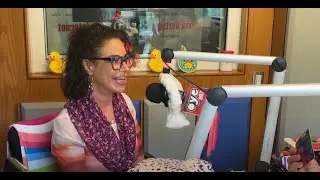 Claudia Wells quién interpreta a Jennifer Parker en Volver al Futuro se metió a La Regadera!