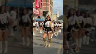 Eliana Anah&iacute; una de las bastoneras m&aacute;s virales del ecuador #desfile #bastoneras #baile
