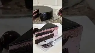 Вишневый муссовый торт с черной зеркальной глазурью &mdash; десерт без сахара