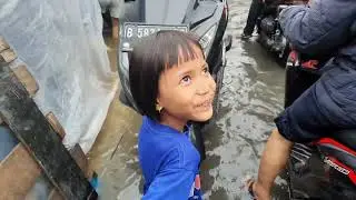 Banjir Jakarta tanggal 12 Januari 2026 | Intan sedang mencari makan sama ayah @intansahara05 
