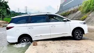 The rear wheel unexpectedly fell off a curb, and one person got out of trouble in seconds.