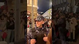 Китайские туристки на параде. Они заметили сотрудника, стали клеиться и осыпать комплиментами. #9мая