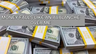 MONEY FALLS LIKE AN AVALANCHE OVER ME💲💲💲