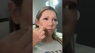 Maquiagem clássica com gatinho e batom vermelho e suas cores complementares
