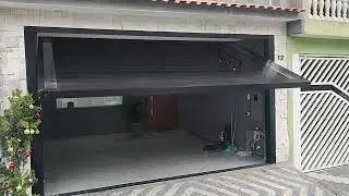 Port&atilde;o Basculante de alum&iacute;nio Preto com vidro fum&ecirc; e motor Garen de 4 segundo