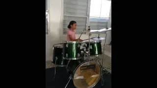 Chachy tocando bateriia