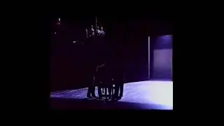 GUYS AND DOLLS - 1998 - direcci&oacute;n: Mario Gas / escena ejecuci&oacute;n / &ldquo;You&rsquo;re eyes are the eyes..&rdquo;