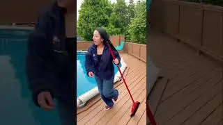 Mom helps Ember and Keegan reach the floatie 👶🏻❤️👧🏻