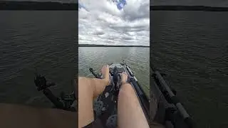 Кручу педали каяка kingfisher по озеру Белому недалеко от Гродно