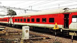 11071 KAMAYANI EXPRESS MUMBAI JUNCTION TO BALLIA JUNCTION #trains #viralvideo #trendingvideo #rail 