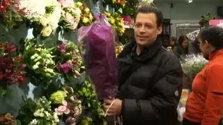 Valentine's Day shoppers spend big on sweets and flowers