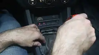 VW Jetta / Vento MK6 - Dismantling the center console / Removing the center console