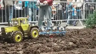 Traktor im Ma&szlig;stab 1:8 auf der Erfurtermesse