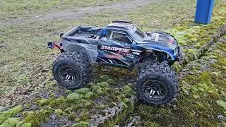 TRAXXAS Stamped na zamrznutom jazere driftuje 