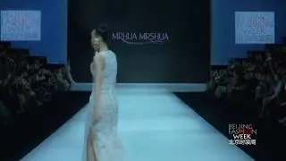 Model trips and removes her shoes during Mrhua Mrshua Spring/Summer 2019 (Beijing Fashion Week)