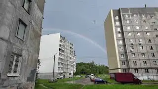 Летняя прогулка под дождем и красивая радуга через дом август 2025