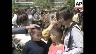 BOSNIA: MOSTAR: MOURNERS ATTEND CROAT-MUSLIM WAR VICTIMS FUNERAL