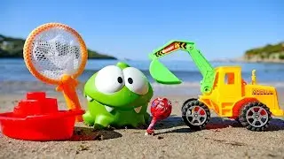 Om Nom Toy's adventures - Pretend to play with toy trucks and cars - A toy excavator on the beach.