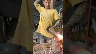 No machines used. Watch how an iron hammer is made #blacksmith