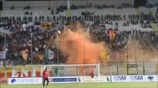 Messina - Matera: il tifo della curva sud all'ingresso delle squadre in campo