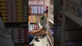 garoto pegando pipa dentro da loja de pipa #kiteo #kite #memes #indiopipas