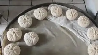 放了几个月了冻槐花，今天蒸了一锅肉包子，皮薄馅香美味好吃。