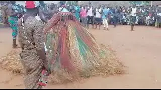 Zangbeto de sahoue doutou.... demonstration ...... Que la culture Afircaine regne
