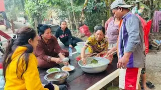 We harvest sadao leaves from the rice fields to prepare a fresh sadao and pork salad