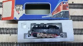 BR 81 001 DR BTTB 02210 (roten Rahmen) mit kurzen Güterzug