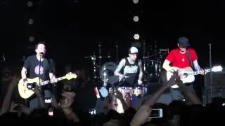 Going Away to College (Acoustic) - blink-182 (Live London 2012)