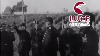 Benito Mussolini distribuisce i premi del lavoro (Littoria,1934)