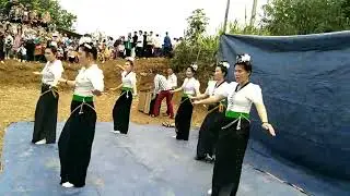 Đội ngũ văn nghệ bản Lịch tở biểu diễn tại bản Thẳm Phẳng năm 2024